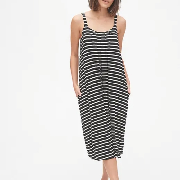 GAP Dresses & Skirts - Scoopneck Pleated Midi Dress